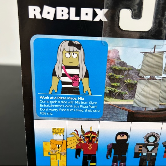 Roblox Work At A Pizza Place Mia Figure with Exclusive Virtual Item - Picture 9 of 12